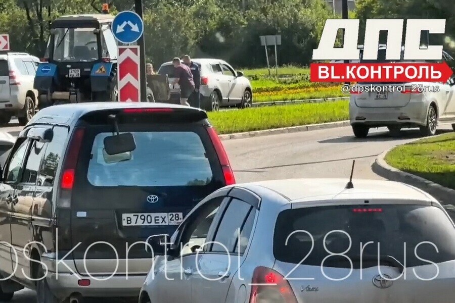 ДТП с участием трактора в Благовещенске затруднило движение фото 