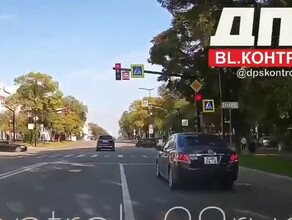 В центре Благовещенска заметили опасный маневр водителя видео