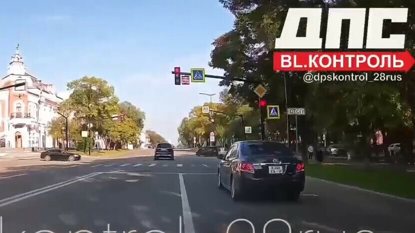 В центре Благовещенска заметили опасный маневр водителя видео