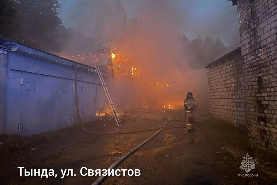 Гаражный бокс с пристройками и автомобиль горели в Тынде фото