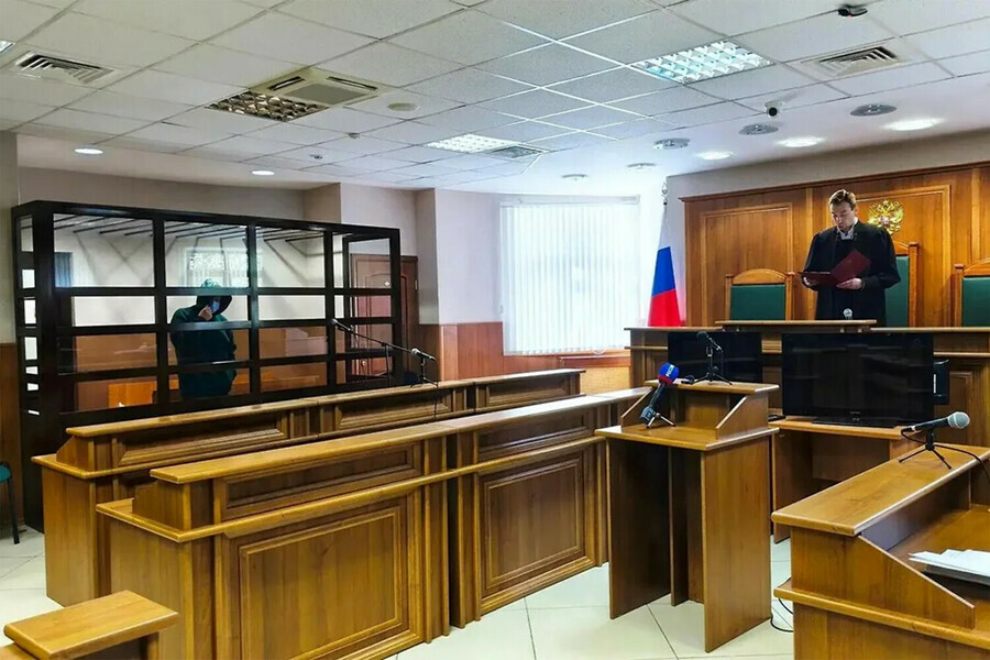 Мужчину посадили на 14 лет за фото могил военных