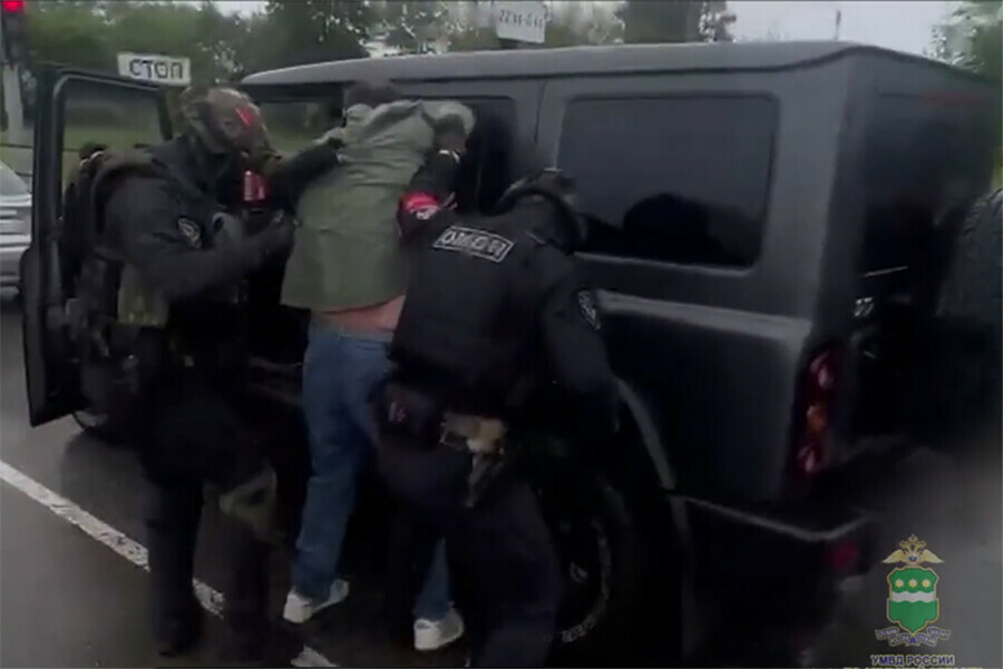 Вплавь по Зее пустились мигранты в Благовещенске пытаясь скрыться от полиции видео  