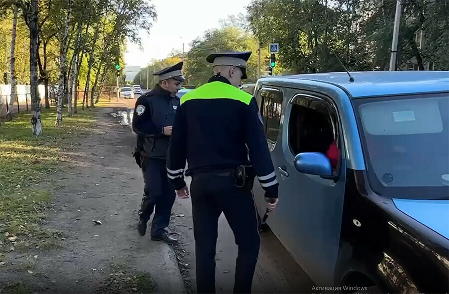 Почему в среду около школы и некоторых детсадов Благовещенска стояли машины полиции видео