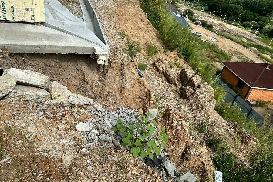 В Чигирях администрация объяснила почему не будет укреплять склон с которого грунт сползает к жилому дому