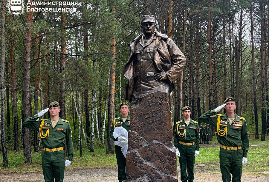 В Благовещенске открыли памятник прославленному военачальнику выпускнику танкового училища фото