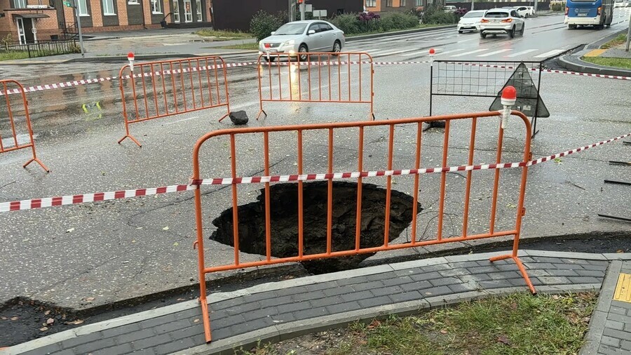 В центре амурского города возник провал