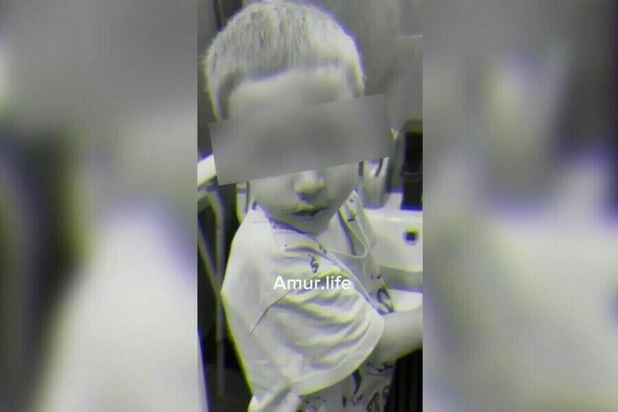 У благовещенки которая снимала издевательства над маленьким сыном забрали троих детей
