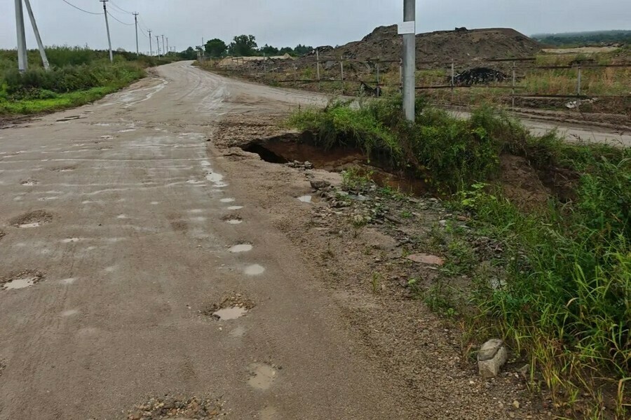 Стало известно почему власти не обслуживают дорогу к коттеджному поселку под Благовещенском 