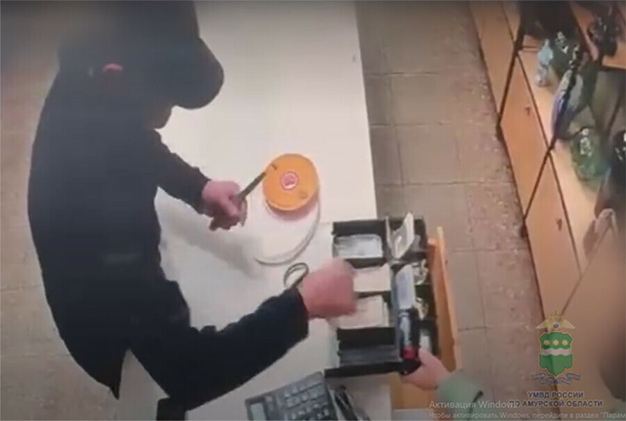 Грабитель напал с ножом на продавца цветов в Благовещенске видео