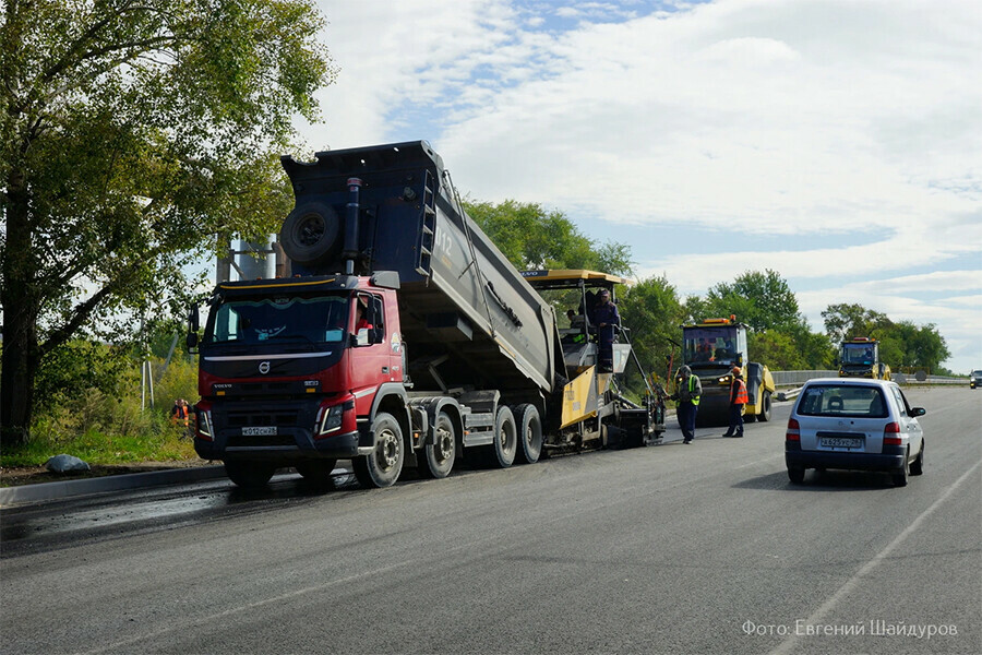 В Благовещенске в районе путепровода уложили асфальтобетон фото