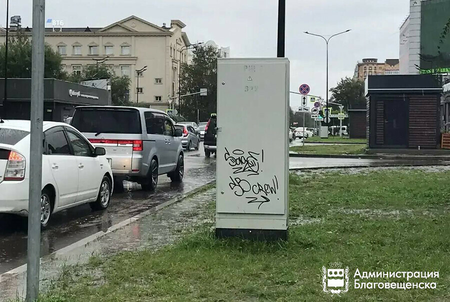 В Благовещенске проснулись вандалыписатели оставляющие метки на стенах фото