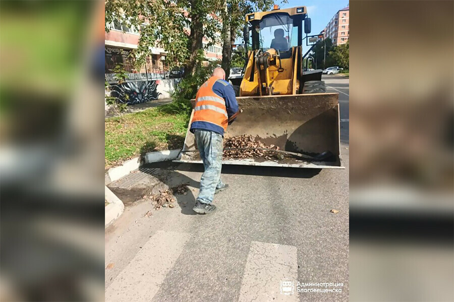 Около 5 тонн мусора ежедневно собирают пылесосы на дорогах Благовещенска