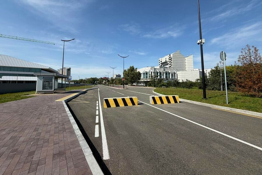 Улицу которую до неузнаваемости модернизировали в центре Благовещенска до сих пор не открыли фото