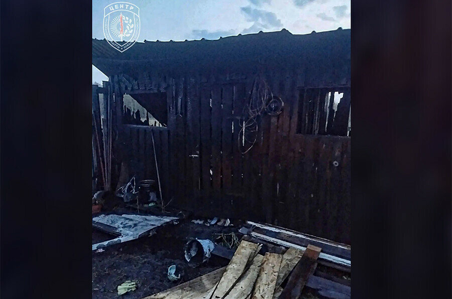 Постройку с баллонами газа и трактор вырвали у огня пожарные в селе Большеозерка