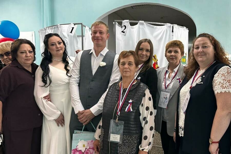 Входили под аплодисменты в Благовещенске молодожены пришли проголосовать в свадебных нарядах видео