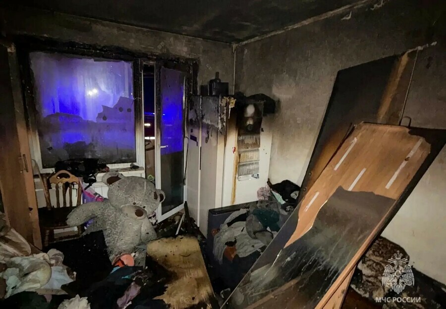 Двухлетняя девочка спасла семью во время ночного пожара