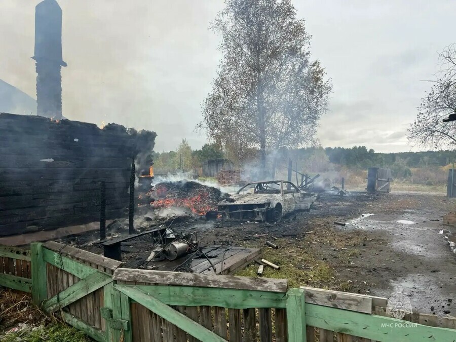 Огонь уничтожил в амурском поселке автомобиль летнюю кухню и другие постройки фото