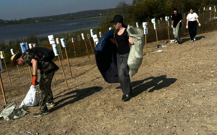 Почти тонну мусора вывезли с популярного места отдыха благовещенцев