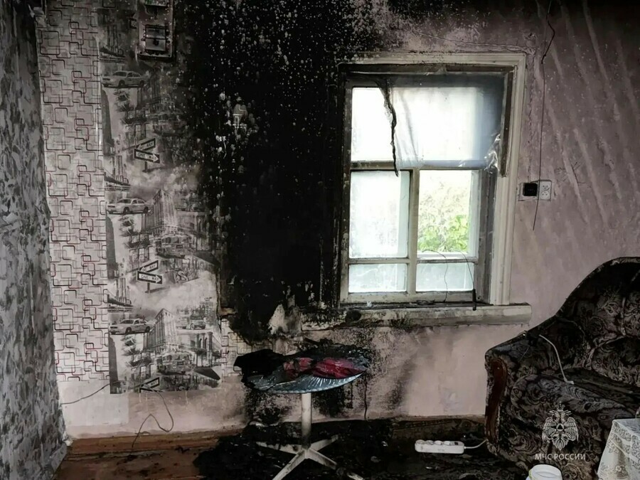 В амурском селе два боевых расчёта МЧС тушили полыхающий дом