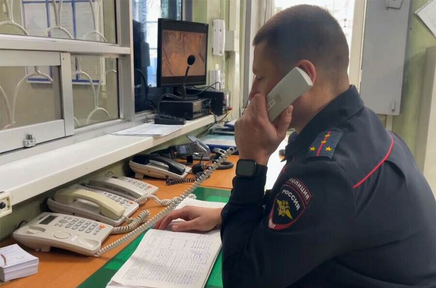 Пока взрослые выясняли отношения около ночного клуба в Благовещенске подросток дерзко украл сумку с деньгами