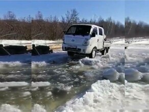 В Амурской области спасатели освободили автомобили застрявшие в наледи