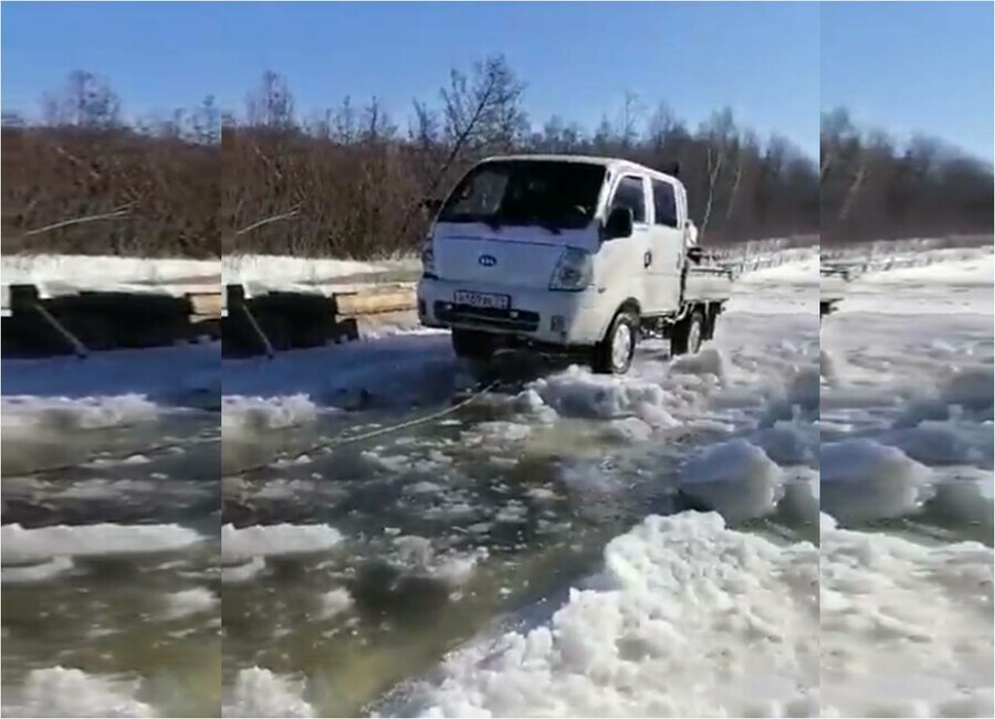 В Амурской области спасатели освободили автомобили застрявшие в наледи