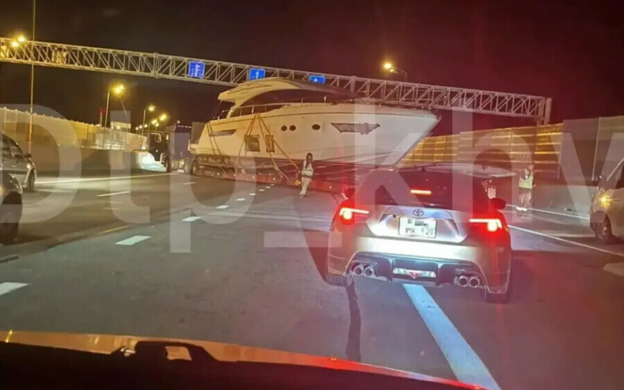 Яхта перекрыла дорогу