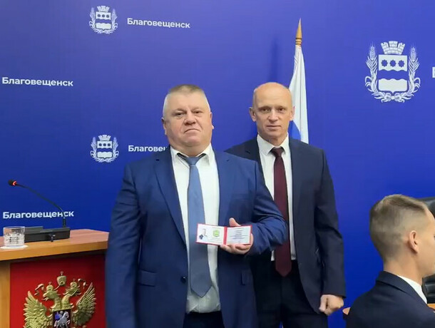 Двое депутатов городской думы Благовещенска сложили полномочия а еще одному вручили удостоверение депутата