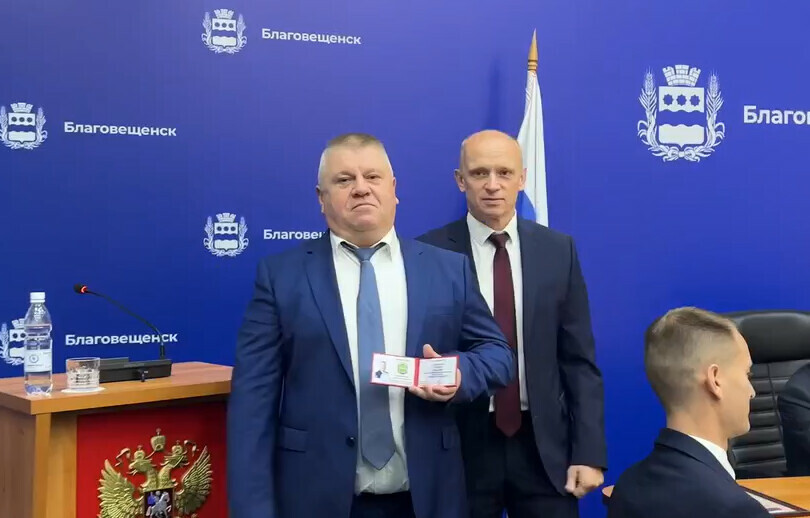 Двое депутатов городской думы Благовещенска сложили полномочия а еще одному вручили удостоверение депутата
