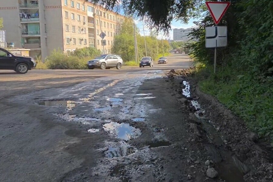 Мэрию Благовещенска через суд обязали привести дорогу в порядок но школьники все еще ходят по обочине без освещения 