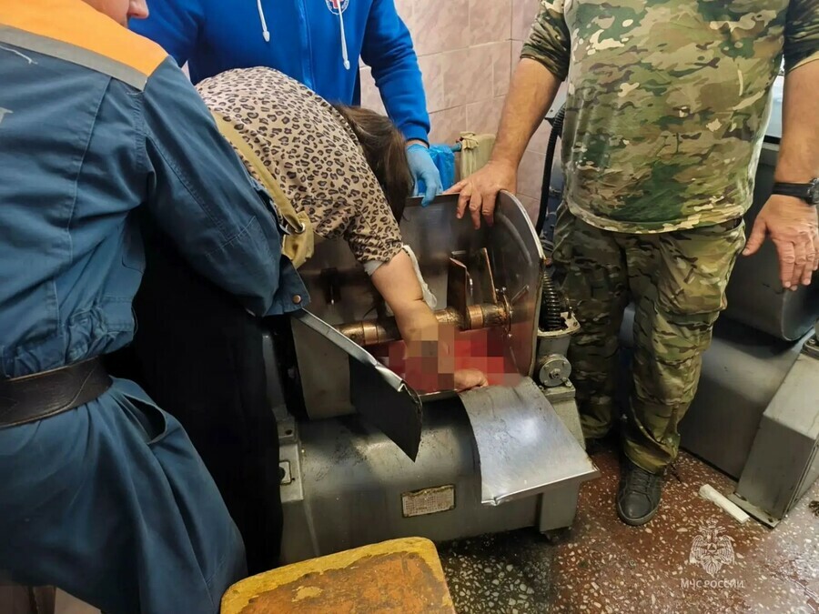 Обычная мойка обернулась тяжёлой травмой в Благовещенске руку женщины зажало в промышленной мясорубке