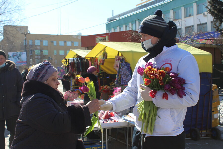 В Благовещенске в канун 8 Марта волонтеры раздали на улицах 1 000 цветов фото