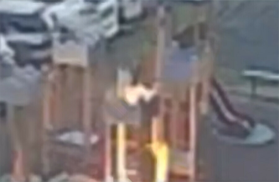 На детской горке 7летнюю девочку серьезно обожгло при взрыве видео фото 16