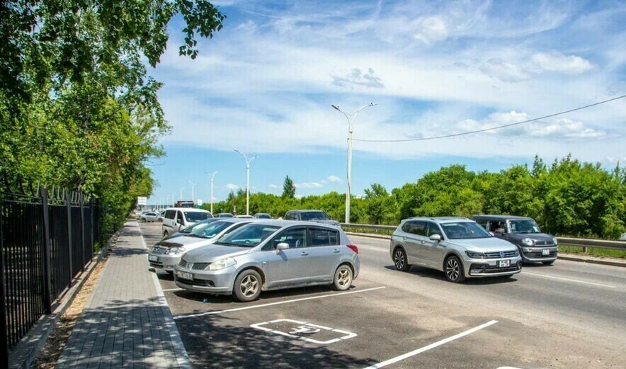 Сразу на 12 улицах в центре Хабаровска сделают платные парковки Сколько это будет стоить