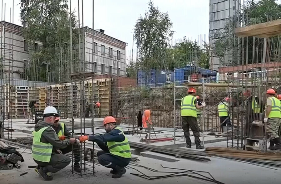 В Белогорске строят новое здание необходимое каждому горожанину видео
