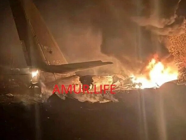 Соцсети в Амурской области разбился самолет с военными видео