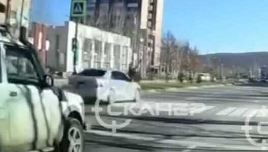 В Тынде машина на скорости проскочила на красный и сбила человека видео