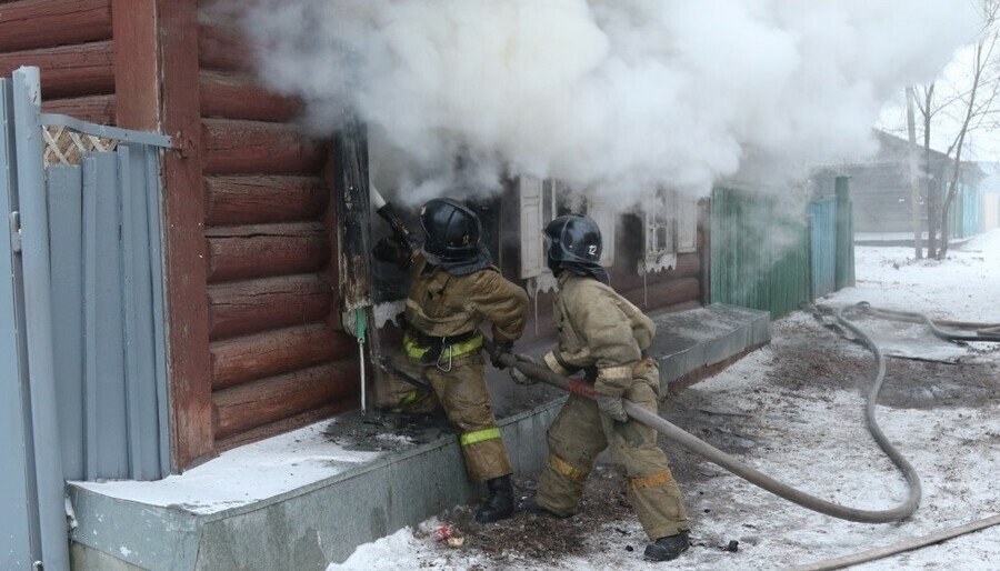 С пожара началось 8 марта для семьи в Белогорске