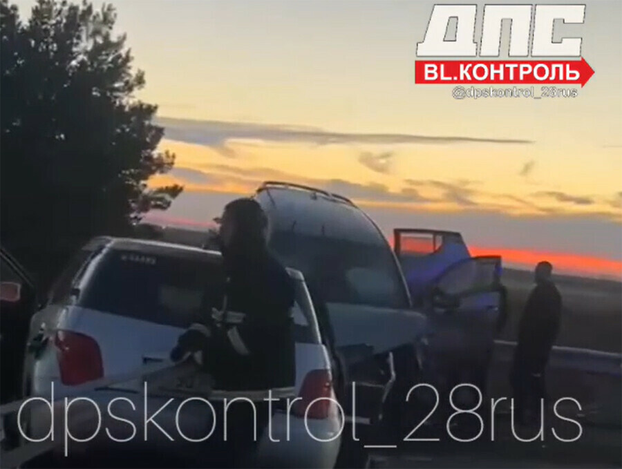 Четыре машины и шприц на сиденье в ДТП на новом мосту Благовещенска серьезно пострадал ребенок фото видео