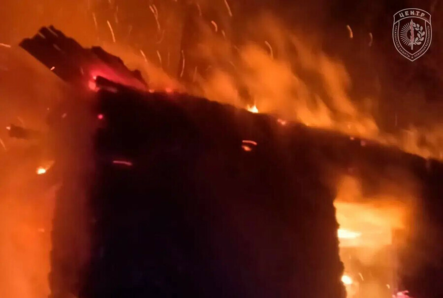 Открытым пламенем полыхал в Приамурье  жилой дом