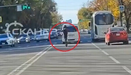 Подросток на электросамокате устроил опасную езду между машинами на Ленина видео