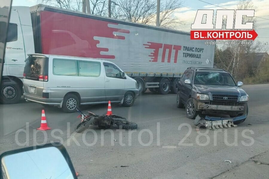 Мотоциклист несколько раз перевернулся в полете момент жесткого ДТП в Благовещенске попал на видео