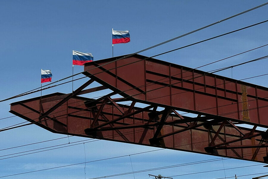 В Приамурье над Транссибом началась надвижка последних пролетных строений на масштабном объекте  