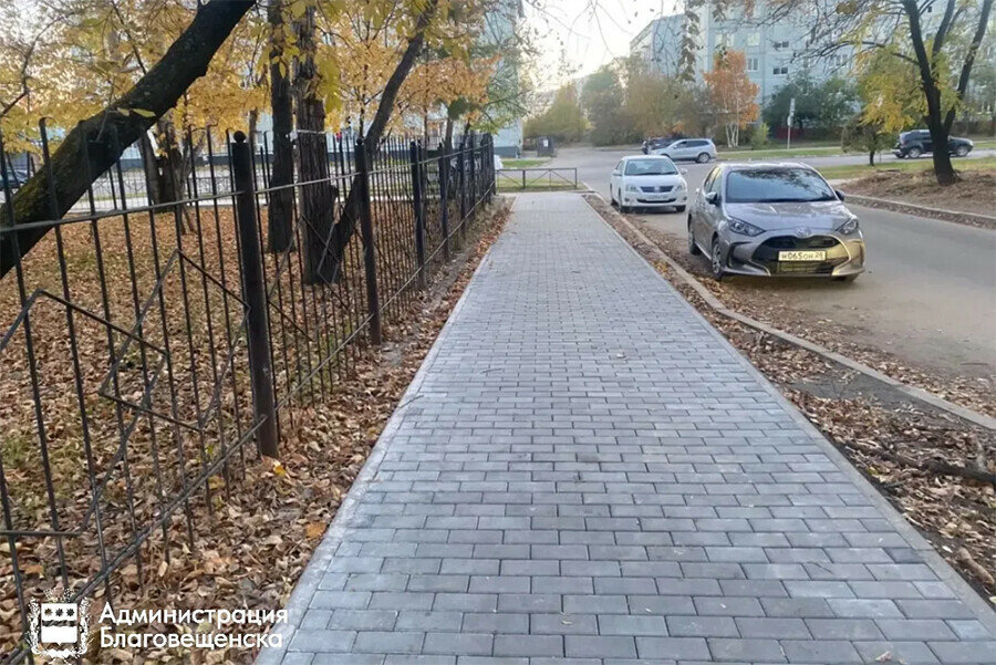 Обновлен тротуар около благовещенской школы  16