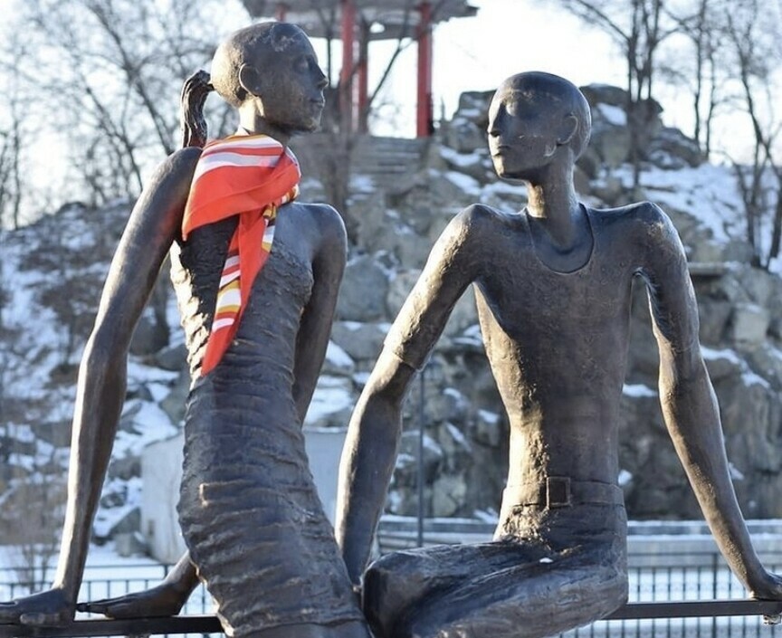 В Благовещенске девушка из скандальной скульптуры Влюбленная пара получила подарки к 8 Марта