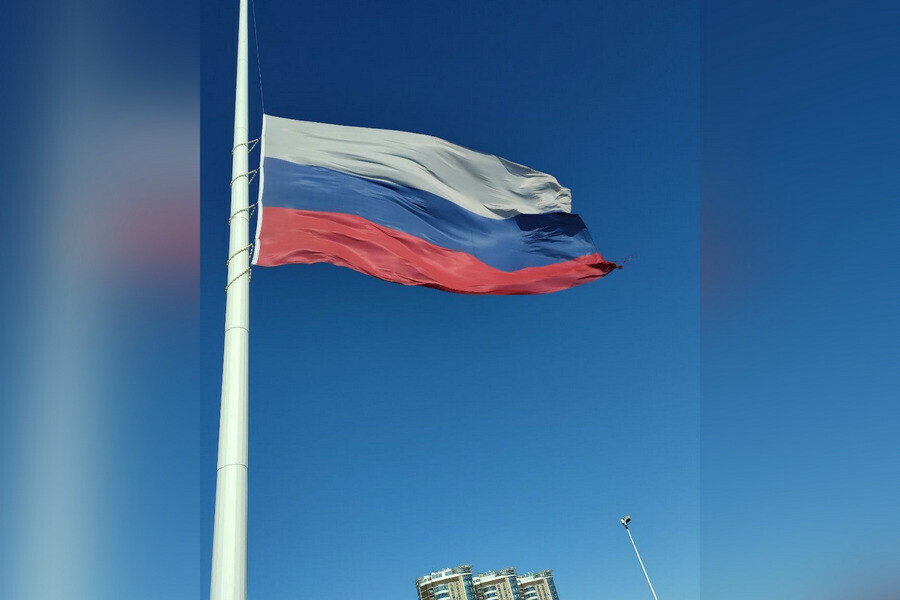 С набережной Благовещенске с флагштока убрали флаг В чем причина