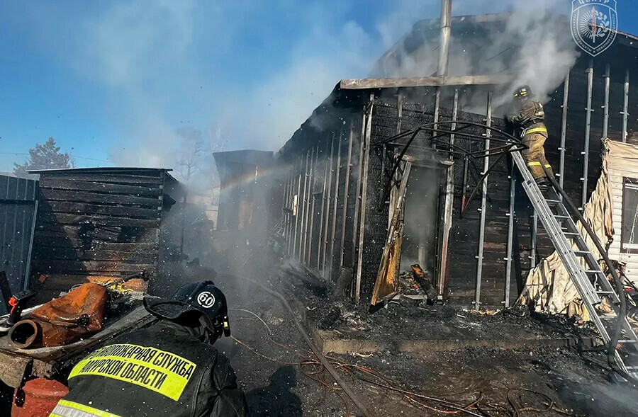 Сильный пожар охватил жилой дом и гараж в Тамбовке фото видео
