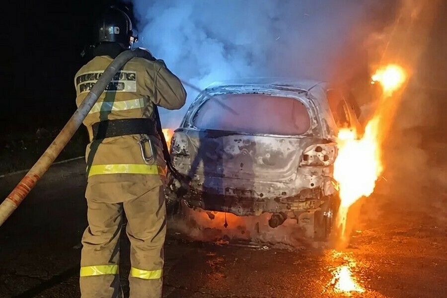 Легковушка загорелась во время движения на трассе в Амурской области фото 