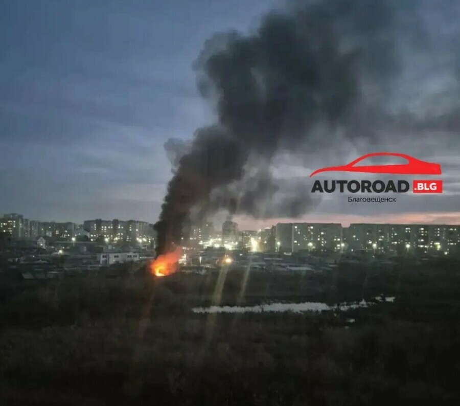 Гараж и хозяйственные постройки горели в Амурской области