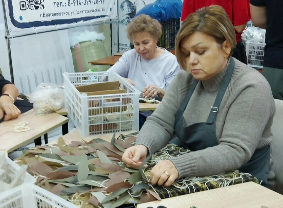 Волонтёры Благовещенска изготавливают антидроновые пончо и маскировочные изделия для бойцов
